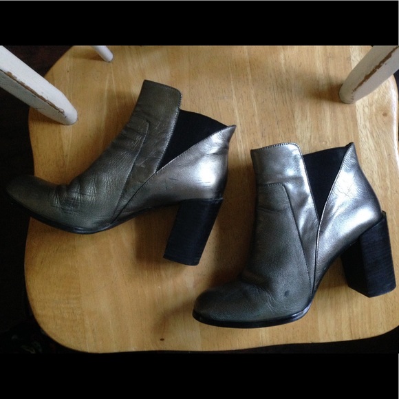 Tahari Pewter Ankle Boots Booties Shoes Sz 6.5 GUC - Picture 7 of 7